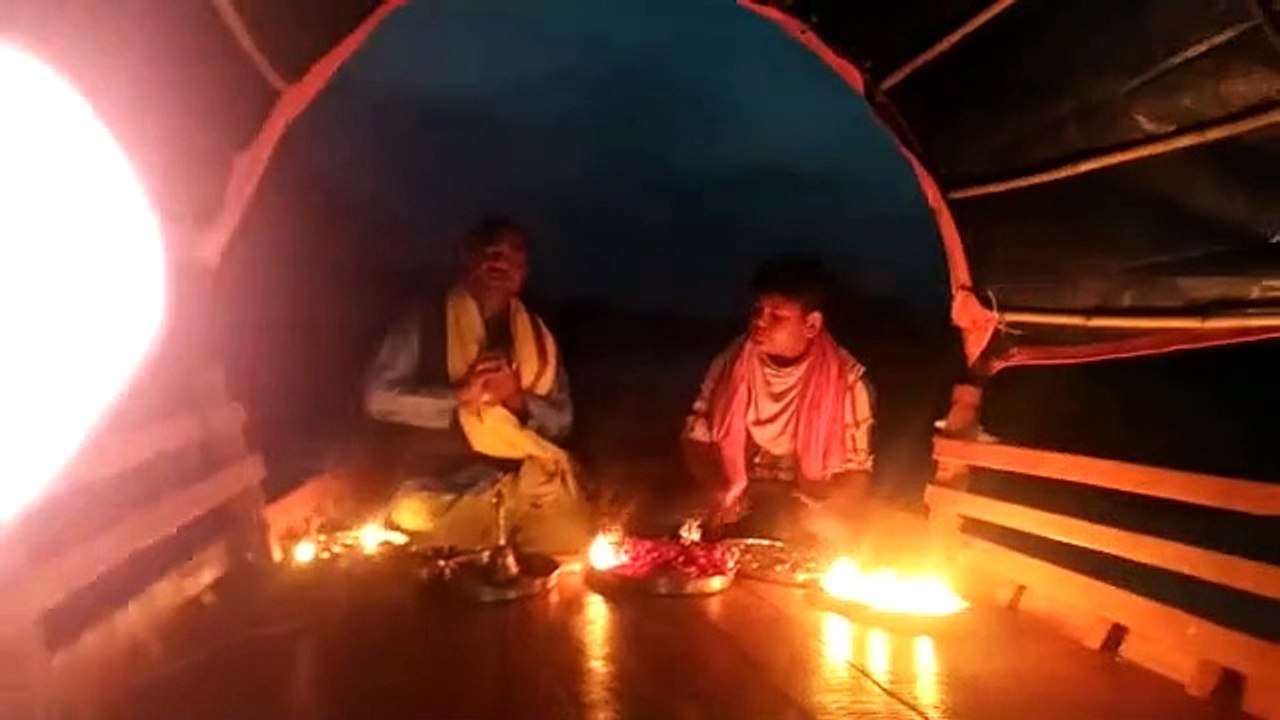 सीतापुर: कोरोना महामारी के नाश हेतु गोमती घाट पर पुजारी ने किया हवन