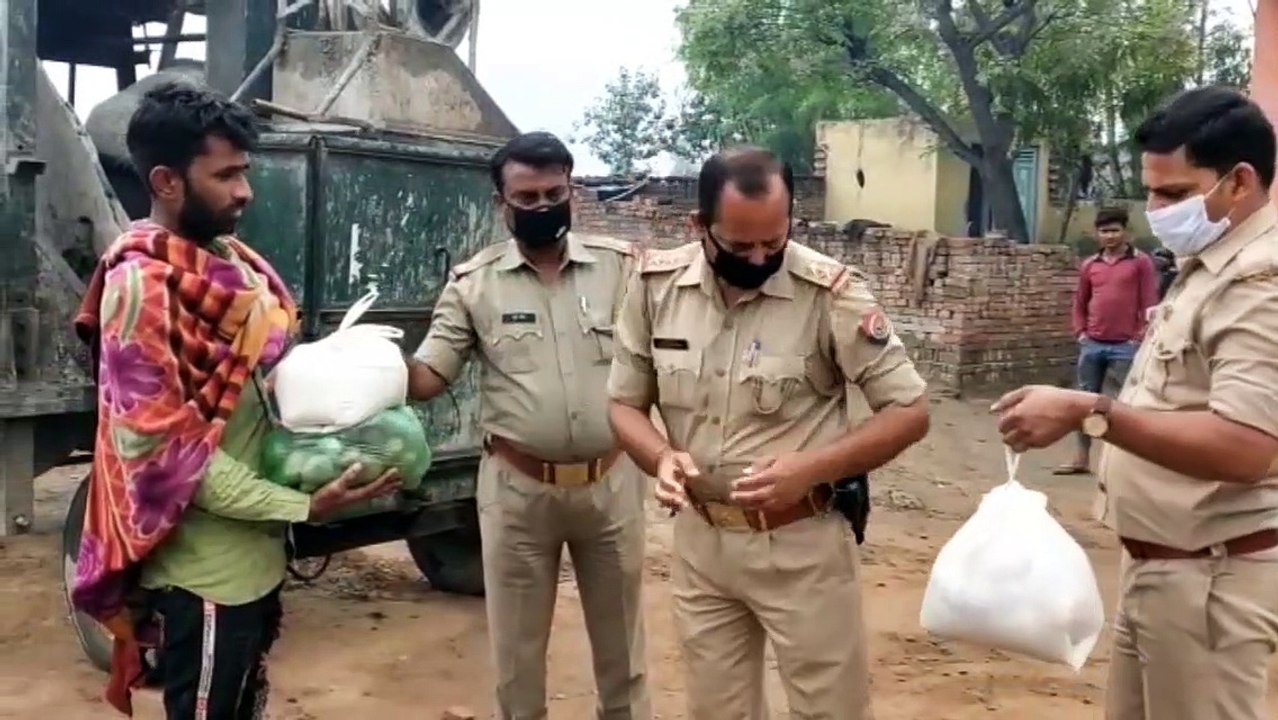 मुज़फ्फरनगर: पुलिस की अनोखी पहल, जरूरतमंदों को बांटी खाद्यय सामग्री