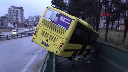 Bursa'da otobüs yoldan çıktı köprüde asılı kaldı