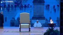 Le pape François donne une bénédiction « Urbi et Orbi », en solitaire