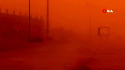 Suudi Arabistan'da toz fırtınası gökyüzünün rengi turuncuya çevirdi