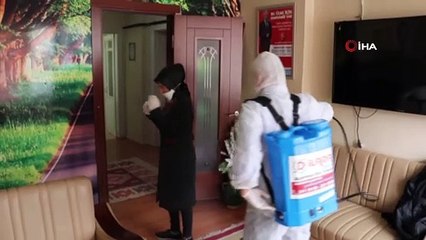 Kıyafetleri ile dezenfekte oldu