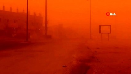 - Suudi Arabistan'da toz fırtınası gökyüzünün rengi turuncuya çevirdi