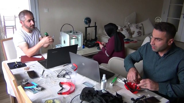 Öğretmenler, evlerinde sağlık çalışanlarına yüz koruyucu maske yapıyor - MARDİN