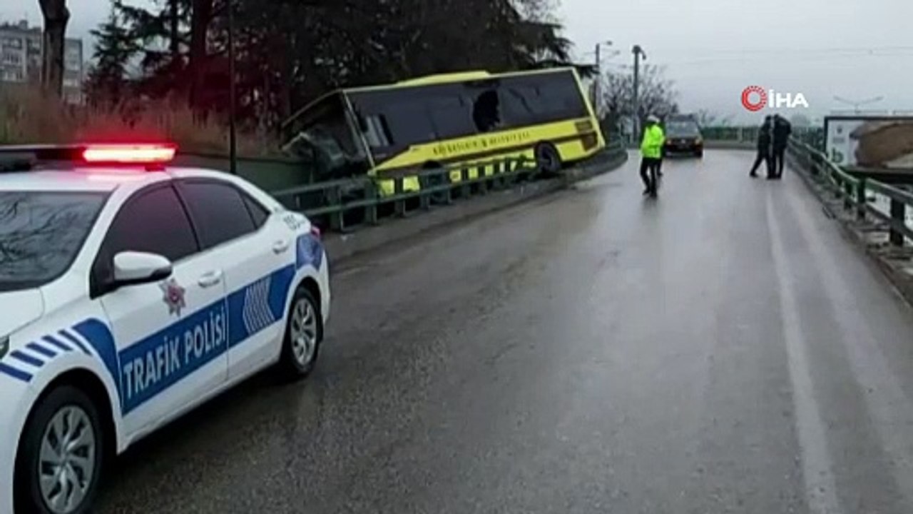 Otobüs, köprülü kavşakta asılı kaldı