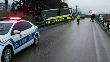 Otobüs, köprülü kavşakta asılı kaldı