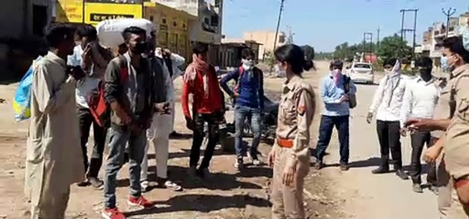 शामली: दिल्ली से पैदल चलकर दर्जनों मजदूर पहुंचे शहर