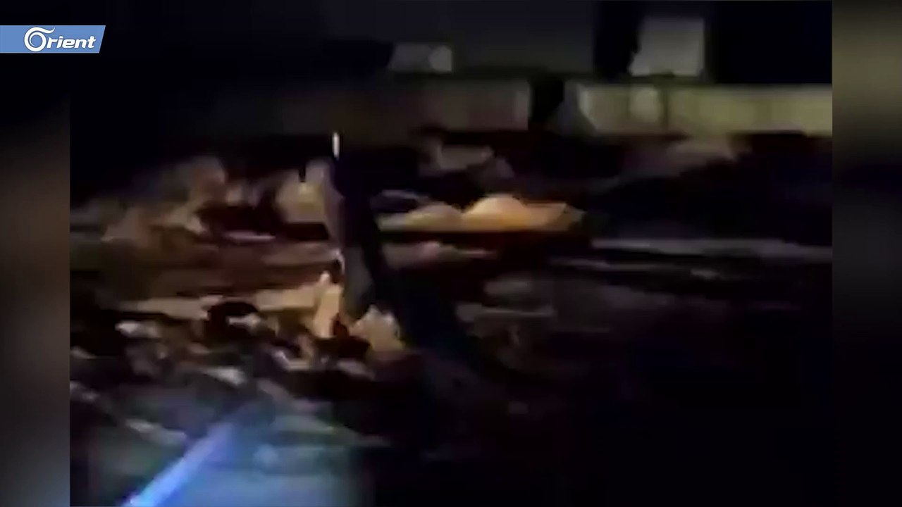 لحظات تحبس الأنفاس.. سيل يجرف شاباً يحاول إنقاذ عالقين في الرقة