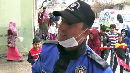 Polislerden Evde Sıkılan Yaşlılara 'Mangala' Hediyesi