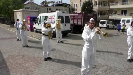 Bando takımı evde kalanlar için konser verdi - MUĞLA