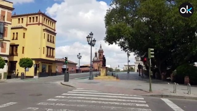 Las calles del barrio de Triana vacías por el confinamiento