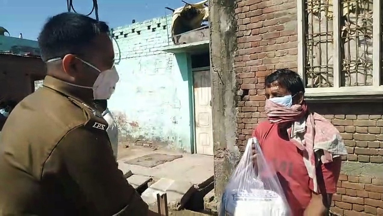 शामली: एसपी ने फैक्ट्री में काम कर रहे लोगों को बांटा खाना
