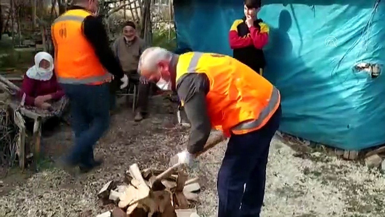 Vefa Sosyal Destek Grubu ekibi, Ali Dede'nin odunlarını kırdı - AMASYA