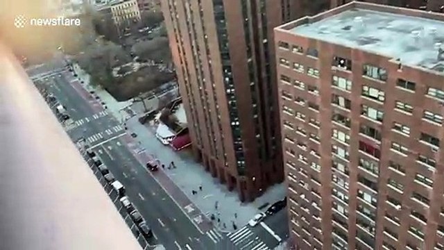 Emotional moment New Yorkers applaud frontline coronavirus care workers