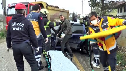 Kamyonla çarpışan otomobilde sıkışan iki kişi yaralandı - DÜZCE