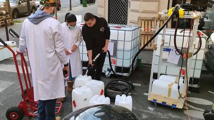 Un pharmacien parisien fabrique du gel hydroalcoolique en pleine rue