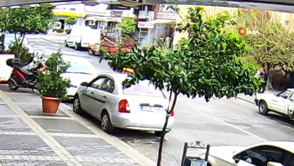 Hareket halindeki otomobil alev alev yandı