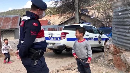 Çocukların jandarma ekibine sevgi gösterisi gülümsetti