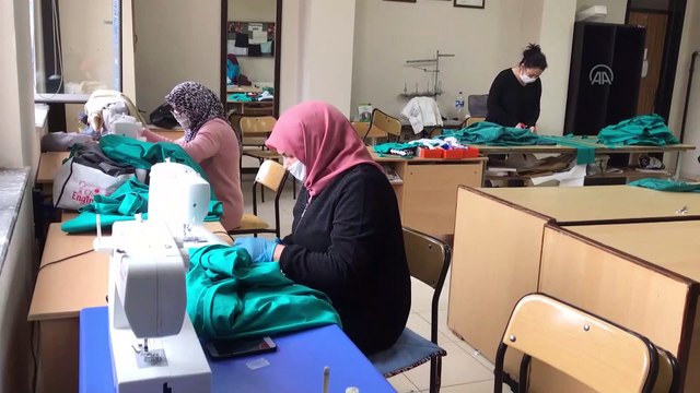 Halk eğitim merkezi kursiyerleri sağlıkçılar için önlük üretiyor