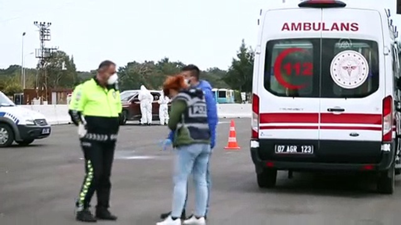 Koronavirüs ihbarı yapılan otomobil, polisi harekete geçirdi - ANTALYA