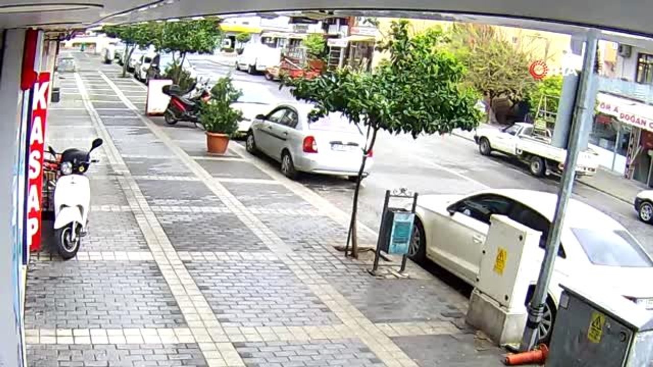 Hareket halindeki otomobil alev alev yandı
