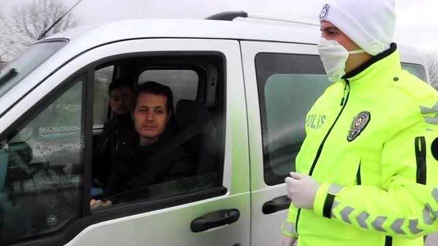 Bolu'da polis ekipleri vatandaşları evde kalmaları yönünde uyardı