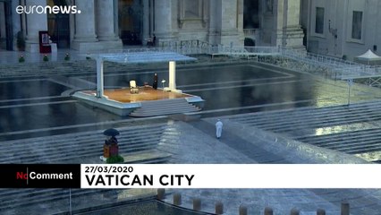 No Comment : le Pape, seul, sur le parvis désert de la basilique Saint-Pierre