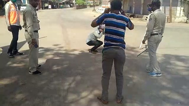मंदसौर: लॉकडाउन तोड़ने वाले लोगों को गरोठ पुलिस ने लगवाई उठक बैठक