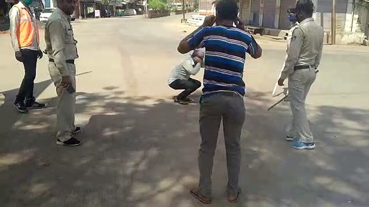 मंदसौर: लॉकडाउन तोड़ने वाले लोगों को गरोठ पुलिस ने लगवाई उठक बैठक