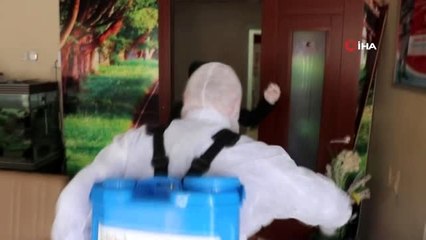 Kıyafetleri ile dezenfekte oldu