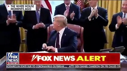 Trump distribue des stylos sans respecter les gestes barrières