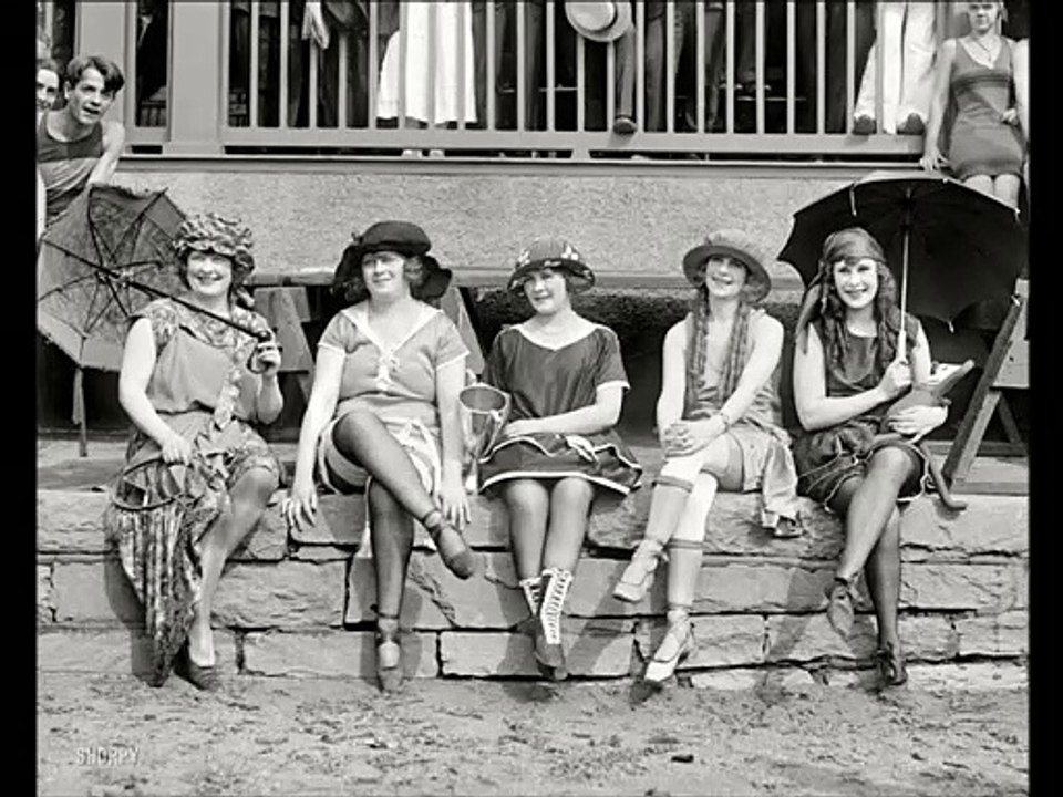 Style in the Jazz: Age 20 Vintage Photos Showing Beautiful Women's Fashions in the Roaring Twenties