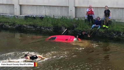 Скачать видео: Cops Save Elderly Woman After Her Car Ends Up In Water