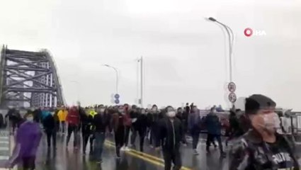 Çin'in Wuhan kentinde halk isyan çıkardı, polise saldırdı