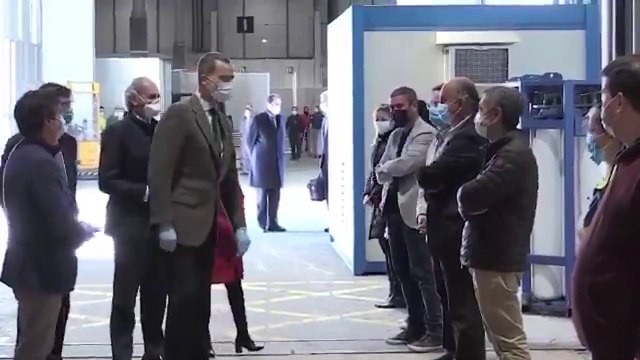 El Rey Felipe visita el hospital de emergencia instalado en Ifema