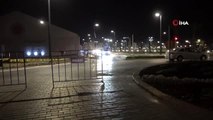 Dünyaca ünlü Konyaaltı sahili çift yönlü araç trafiğine kapatıldı