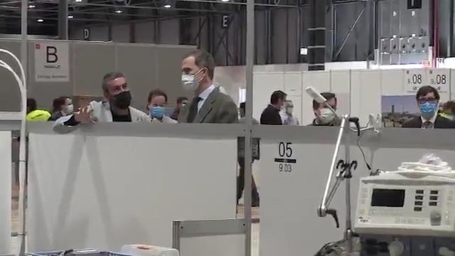 El Rey Felipe visita el hospital de emergencia instalado en Ifema