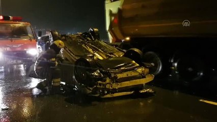 Otomobil bariyere çarptı: 2 yaralı