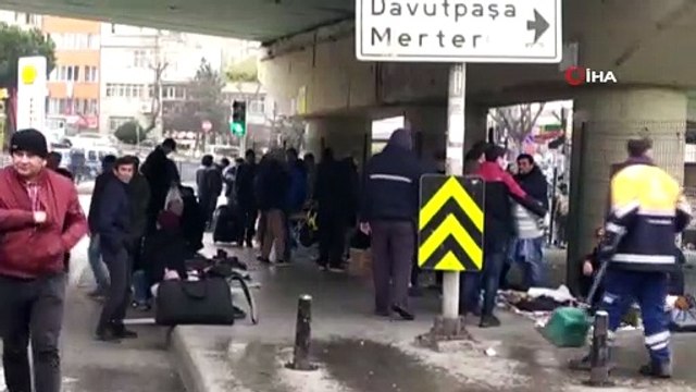 Yapılan uyarılara aldırış etmeyen vatandaşlar seyyar satıcılardan iç içe alışveriş yaptı