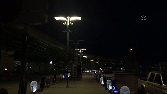 Uçak bilet satışlarına ara verilmesi nedeniyle Esenboğa Havalimanı sessizliğe büründü - ANKARA