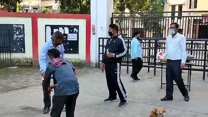 बाराबंकी: जनेसमा डिग्री कॉलेज के प्रधानाचार्य ने नागरिकों को भोजन पैकेट बांटे