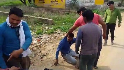 हाथरस: बाइक चोर को पकड़कर लोगो ने जमकर पीटा