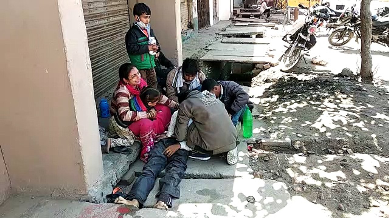 हाथरस: परिवार के साथ जा रहे व्यक्ति ने रास्ते में तोड़ा दम, हुई मौत