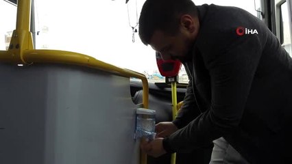 Kahramanmaraş'ta toplu taşıma aracına binen yolcular ellerini dezenfekte edecek