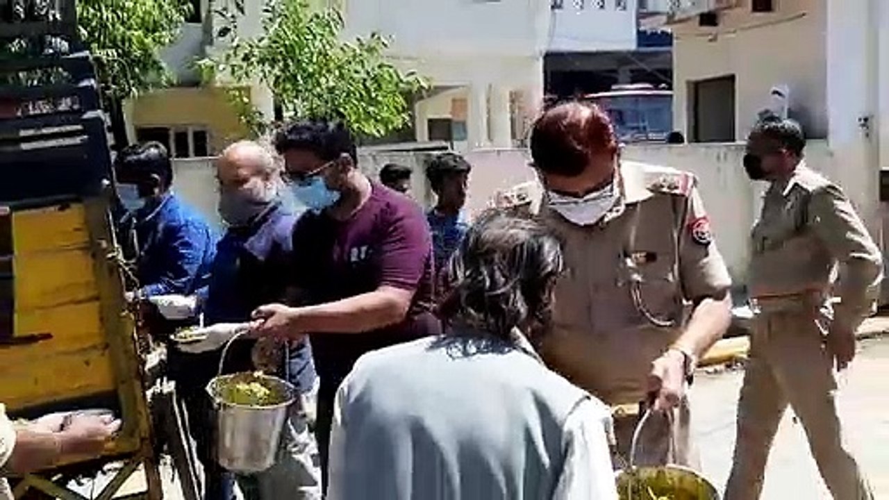 मथुरा: पुलिस कर्मियों ने खिलाया गरीबों को खाना