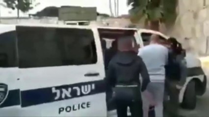 شاب مقدسي لحظة اعتقاله من شرطة الاحتلال  بحب أقعد قدام