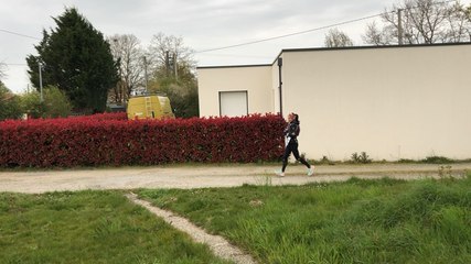 Elle court dans son jardin pour soutenir les soignants