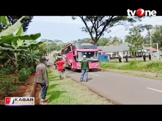 Anggota TNI-Polri Ciamis Hentikan 2 Bus Asal Jakarta
