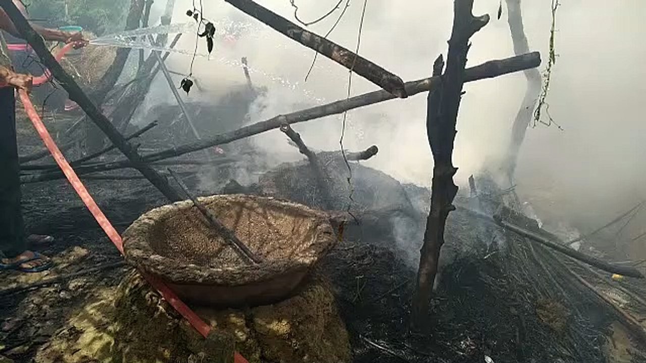 अमेठीः अज्ञात कारणों से लगी आग, ग्रामीण ने आग प...