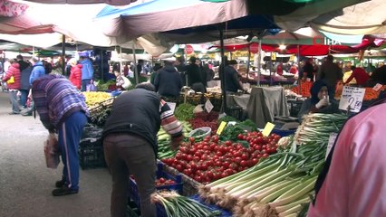 'Ellerinizle seçmeyin dediğimizde kızıp almıyorlar' İzmirli bazı vatandaşlar 'Evde kal' çağrılarına kulak asmadı